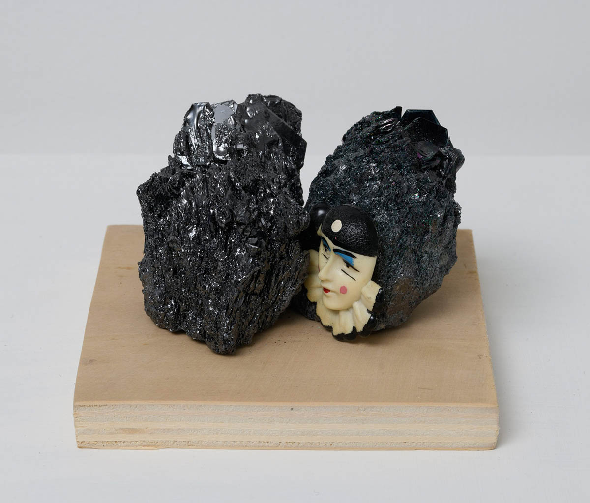 Maria Adele del Vecchio, Malinconia #5 (Melancholy #5) 2015 brooch, black quartz, wood cm 14 x 14 x 10. Courtesy of the artist and Galeria Tiziana Di Caro