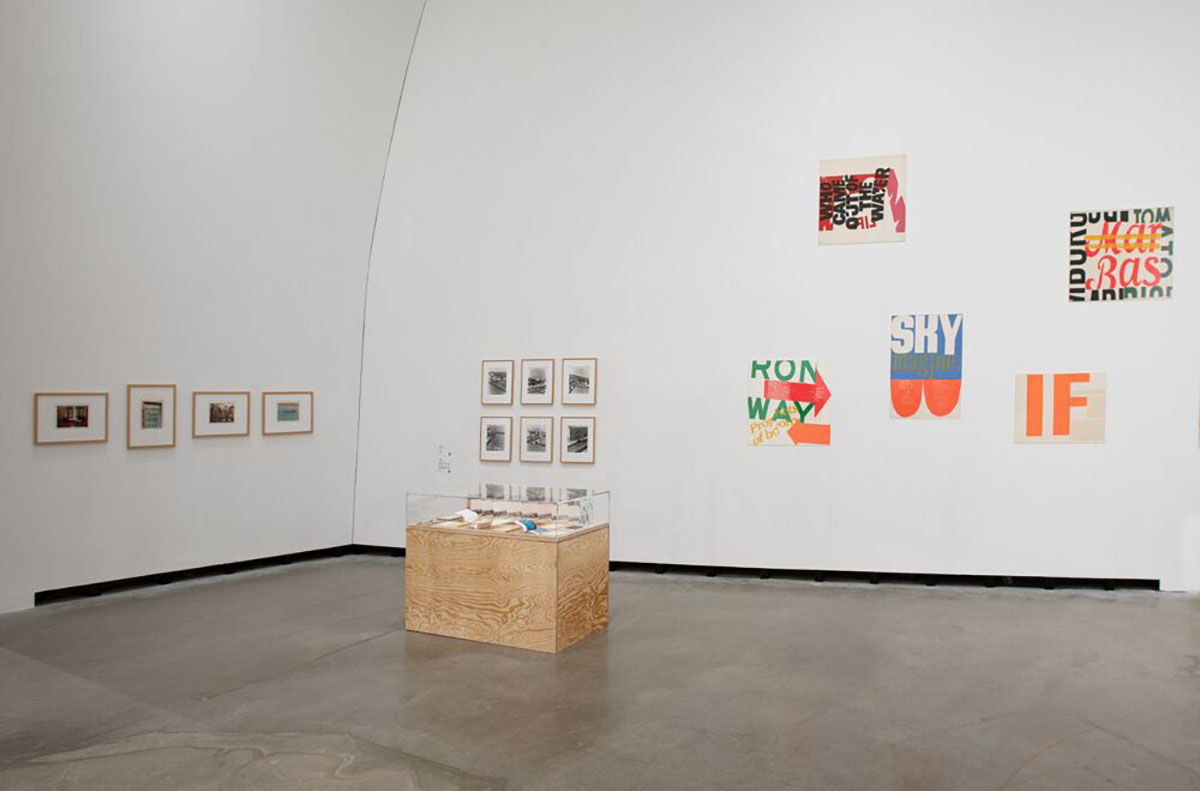 David Hockney, Ed Ruscha, Corita Kent, Ausstellungsansicht Mindset Los Angeles – Frank Gehry und die Cool School, 27. 6. 2026 – 10. 1. 2027, Marta Herford, Courtesy Ed Ruscha: der Künstler und Sprüth Magers, Corita Kent: Sammlung Gaby und Wilhelm Schürmann, Herzogenrath, © VG Bild-Kunst, Bonn 2026, Marta Herford, Foto: Hans Schröder