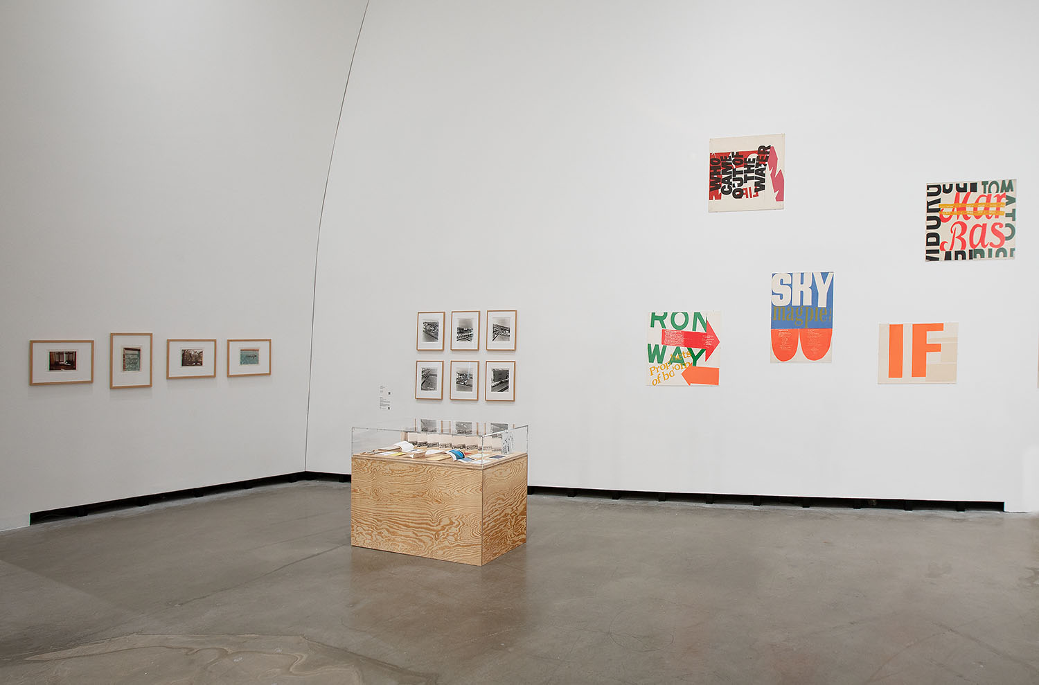 David Hockney, Ed Ruscha, Corita Kent, Ausstellungsansicht Mindset Los Angeles – Frank Gehry und die Cool School, 27. 6. 2026 – 10. 1. 2027, Marta Herford, Courtesy Ed Ruscha: der Künstler und Sprüth Magers, Corita Kent: Sammlung Gaby und Wilhelm Schürmann, Herzogenrath, © VG Bild-Kunst, Bonn 2026, Marta Herford, Foto: Hans Schröder