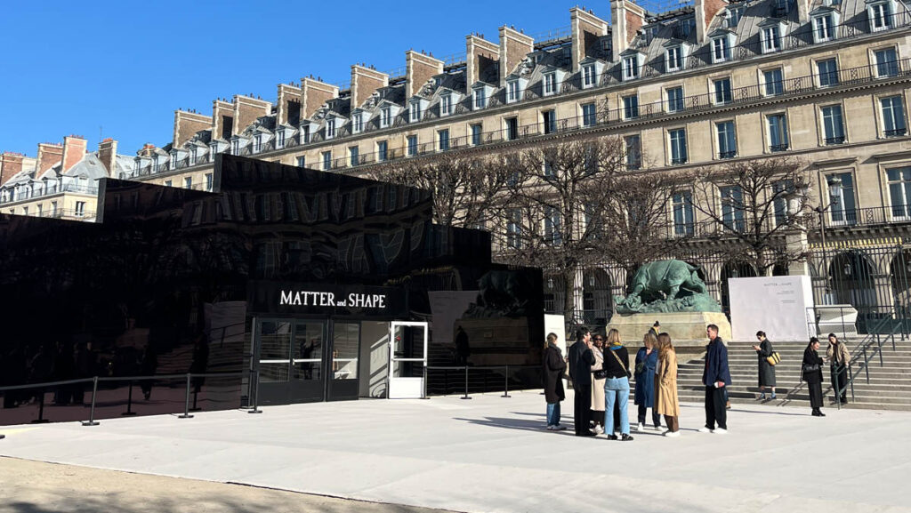 Willo Perron is again responsible for the architecture of the MATTER and SHAPE fair. The two pavilions - with photogenic, sculptural facades reflecting the Parisian surroundings of the Tuileries and Rue Rivoli — are connected by a white carpet that welcomes visitors as if onto a stage. Rarely has a tented setting looked so elegant and refined — chapeau!