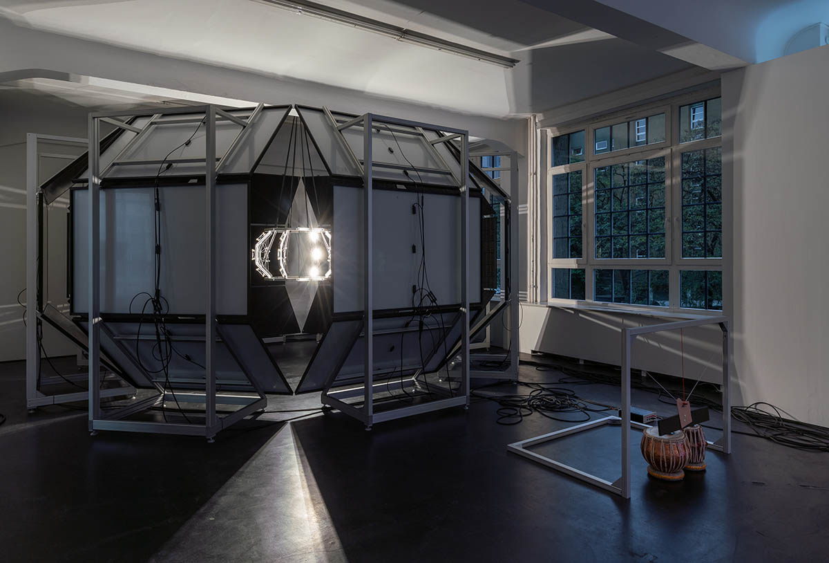 BERLIN erste Ausstellung Installation view Haroon Mirza energy/power, 2022 Courtesy of max goelitz and Lisson Gallery Copyright of the artist Photo: Dirk Tacke