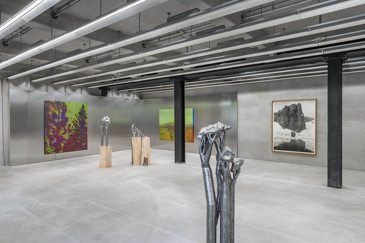 Neuer Standort München, erste Ausstellung (Ansicht) Installation view Troika deception island, 2025 Courtesy of max goelitz Copyright of the artist Photo: Dirk Tacke