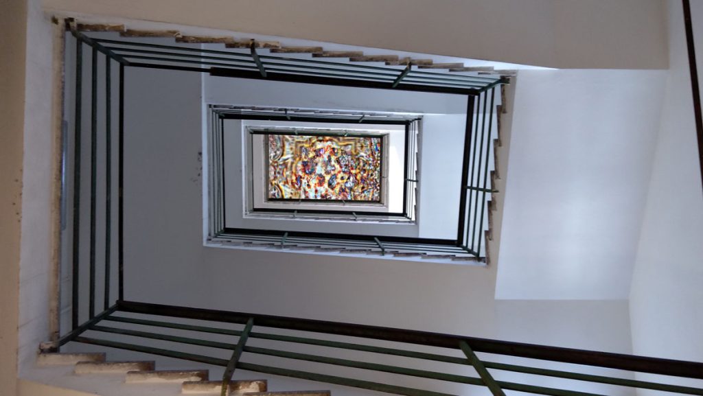 Sotto in su (2021),Projected image, Environmental dimension, courtesy dell'artista