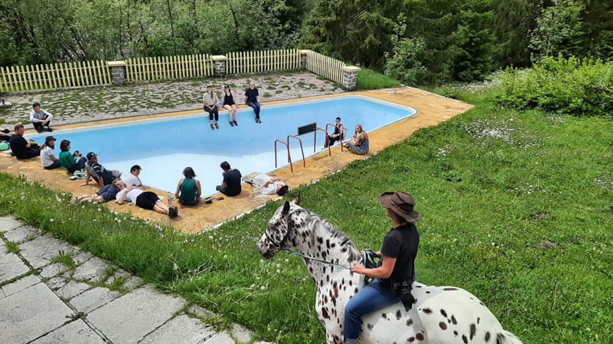 galerie | carolina schuttis pool-lesungen (03.06.2022). Die Autorin Carolina Schutti liest aus ihrem noch unvollendeten Werk im Pool vor der Bergheimat in Boden. © medienfrische