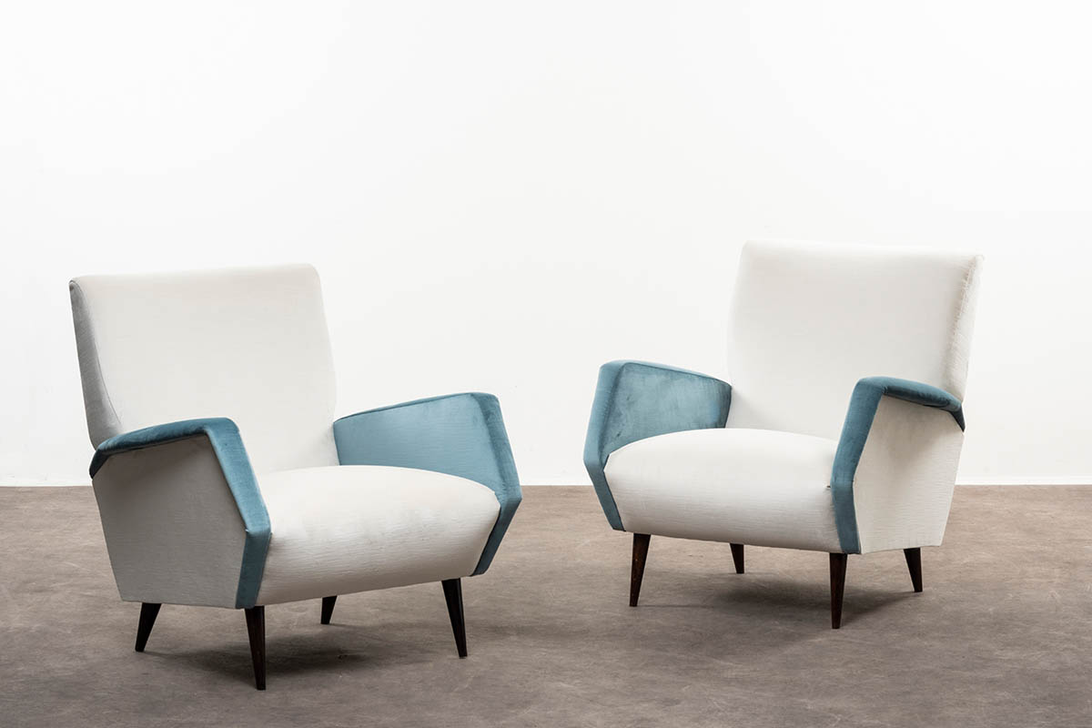 Coppia di poltrone mod. 803 di Gio Ponti Italia, 1950 circa. Prodotto da Cassina Legno, rivestimento in tessuto 74 x 70 x h 76 cm 29.1 x 27.5 x h 29.9 in. Courtesy Nilufar, Milano. Section: Generations