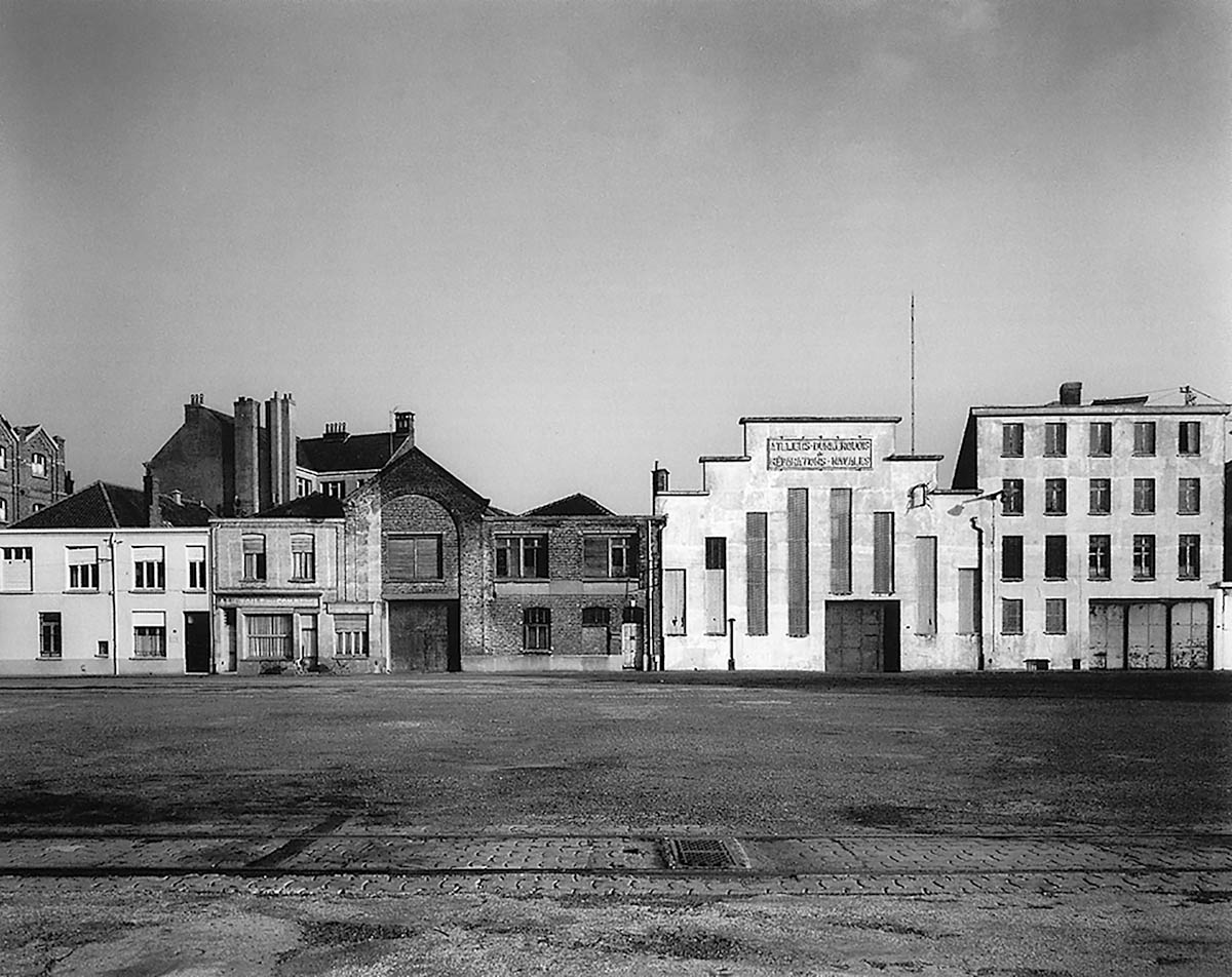 Gabriele Basilico, Dunkerque, 1984. stampa fotografica in b/n. Courtesy Studio Guenzani, Milano. Section: Decades