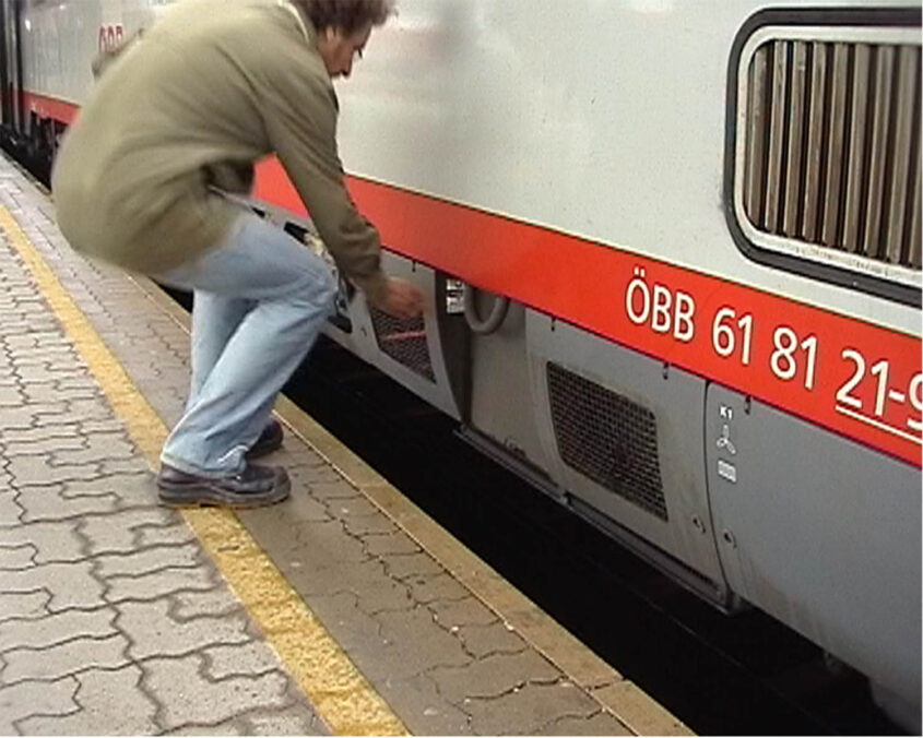 Import
Unauthorized intervention
Vienna/Budapest, 2006
4:3 Video with Sound, 15:43 min
Several packages of hungarian cigarettes were transported, sticked on trains from Budapest to Vienna.