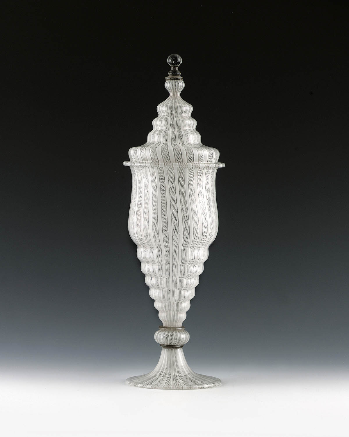 Großer Deckelpokal aus Fadenglas
Venedig, Ende 16. Jh. 