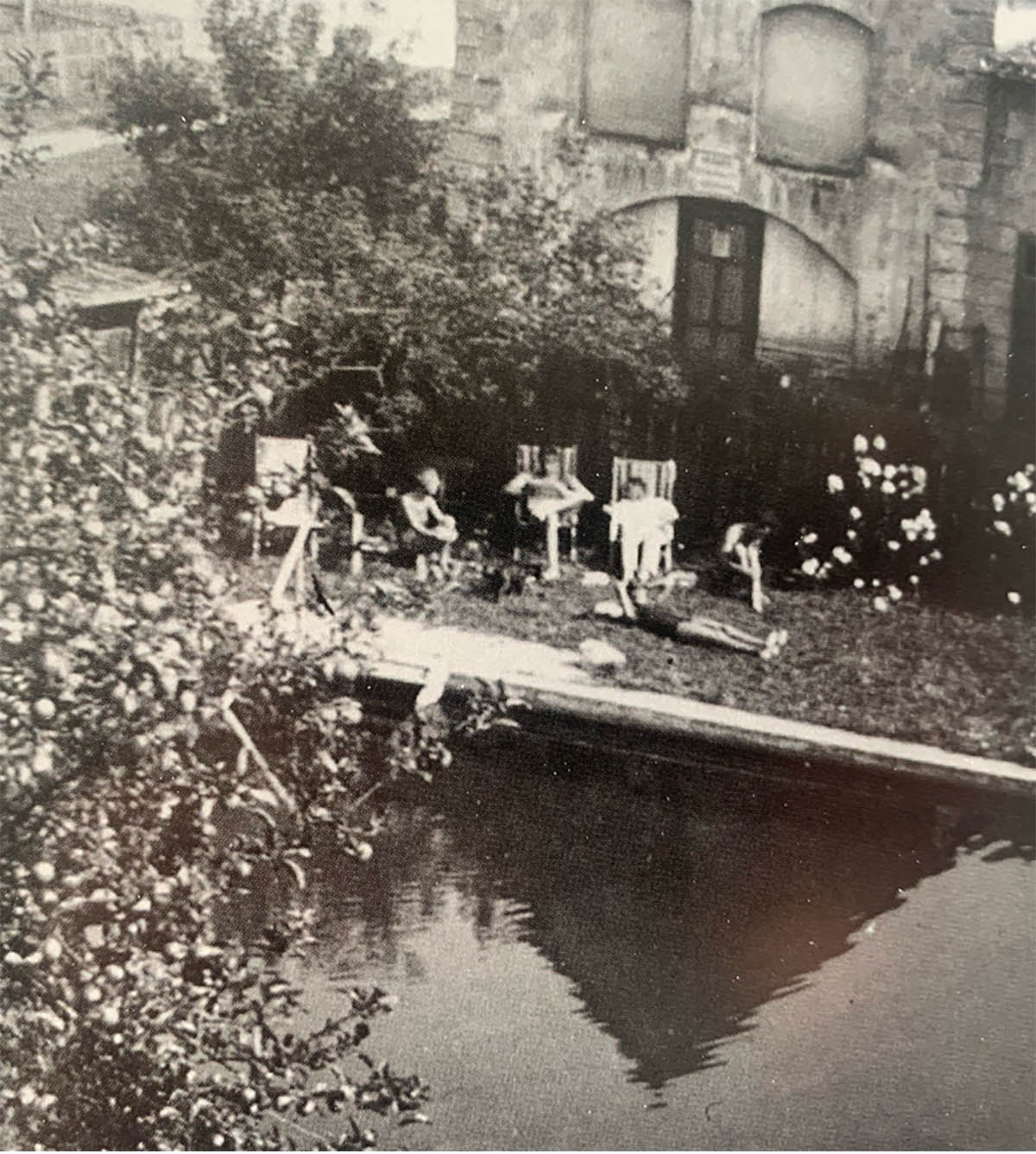 Members of the Prenninger Kreis at the pool der Villa Feuerloöscher, Prenning, mid-1930s, photo, source/copyright TU Graz.