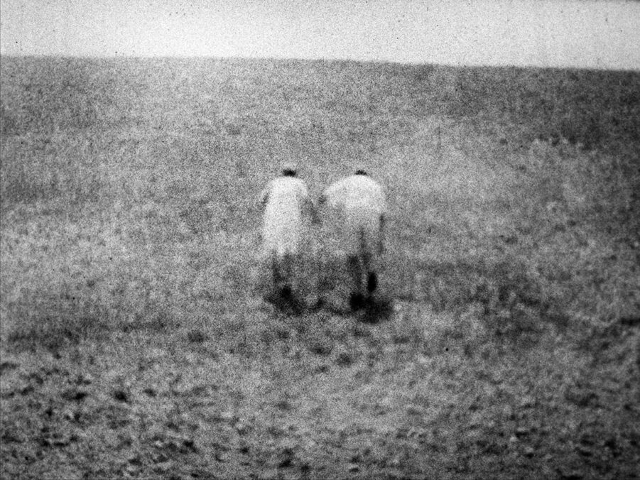 Patricia Morosan, Re/Turn (When Holding Hands), 2017, super 8 film transferred to video, B/W, mute, 58 seconds