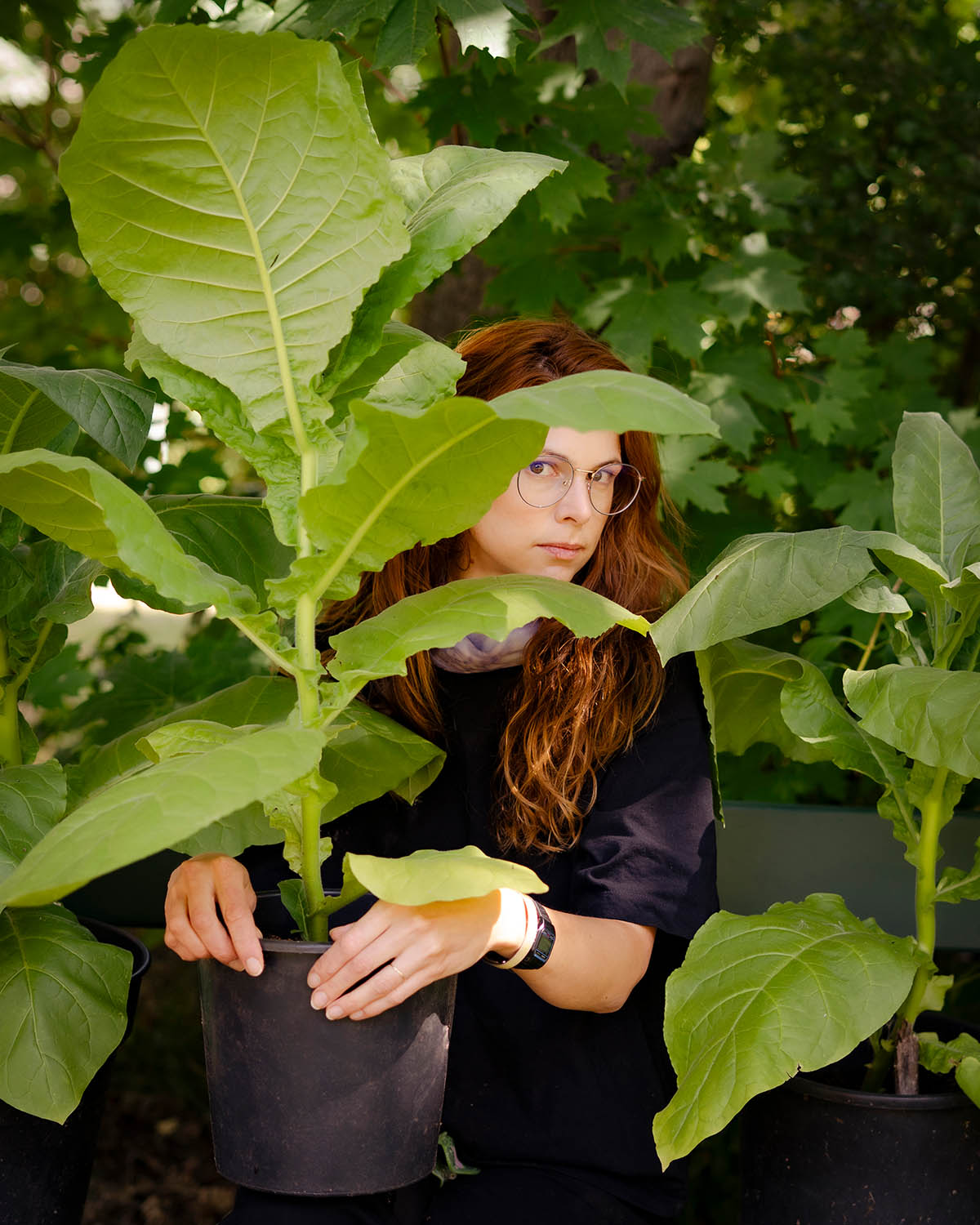 Ramona Schacht with the tobacco plants she grew herself © Ramona Schacht
