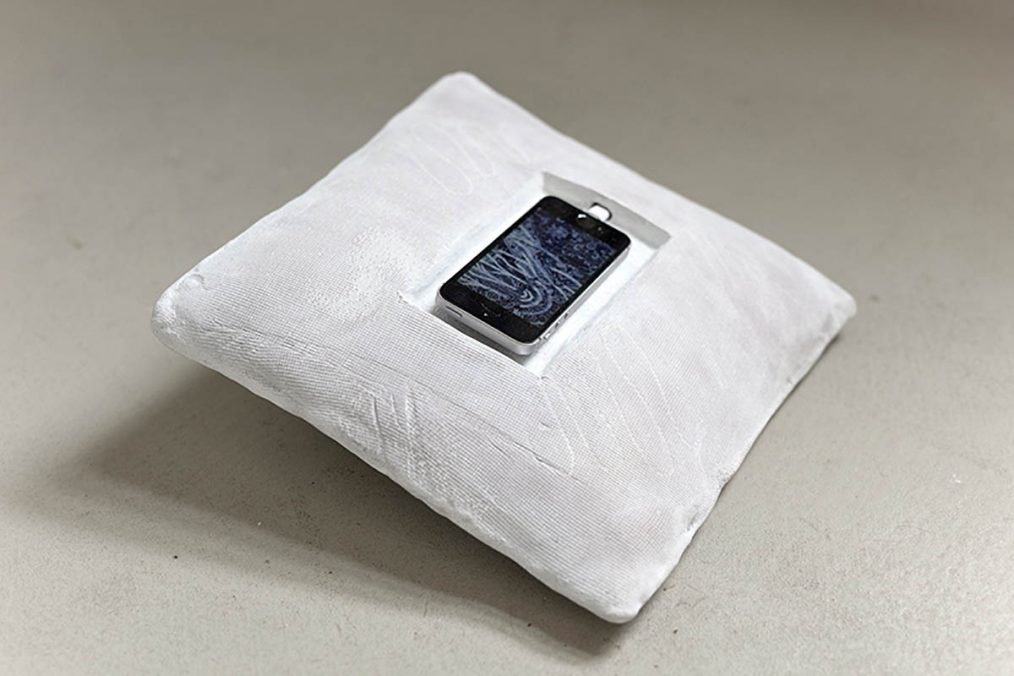 Karina MENDRECZKY_31. Király Street(pillow)_2021, clay, video, 35x35cm..