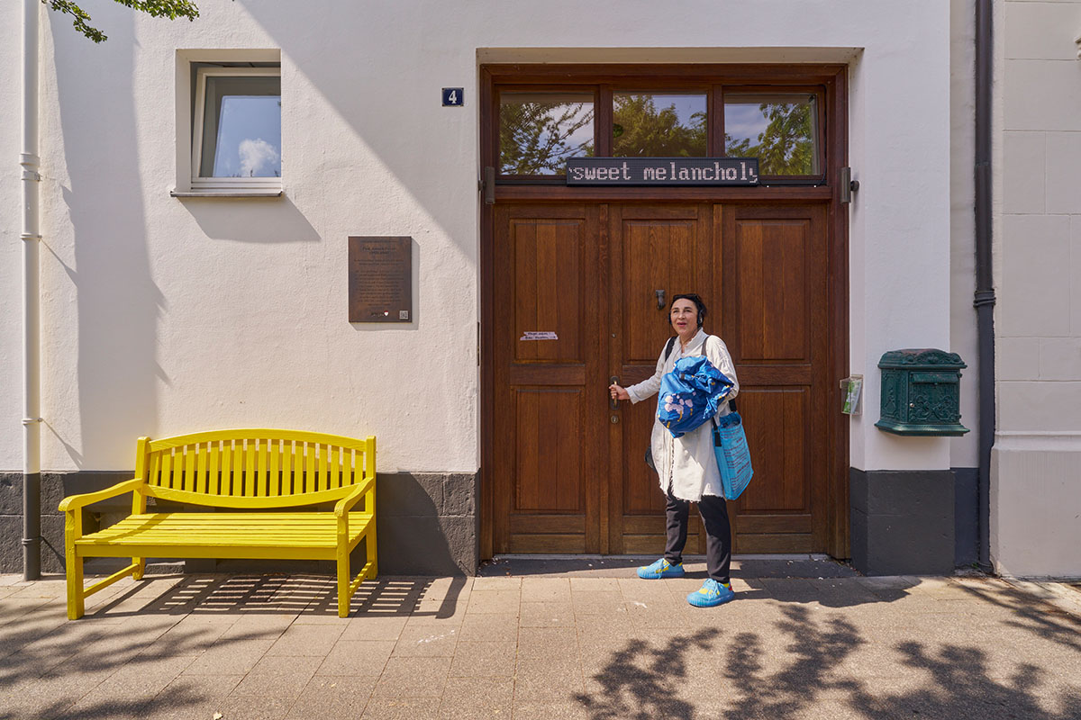 Danica Dakić in front of Brunhilde Moll Stiftung © Brunhilde Moll Stiftung, Photo: Egbert Trogemann