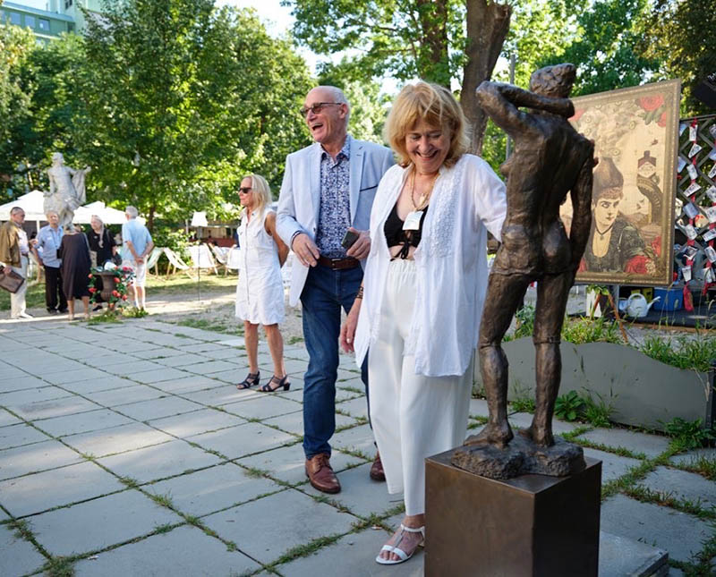 Heidi Tschank, Künstlerin mit Skulptur Die Badende