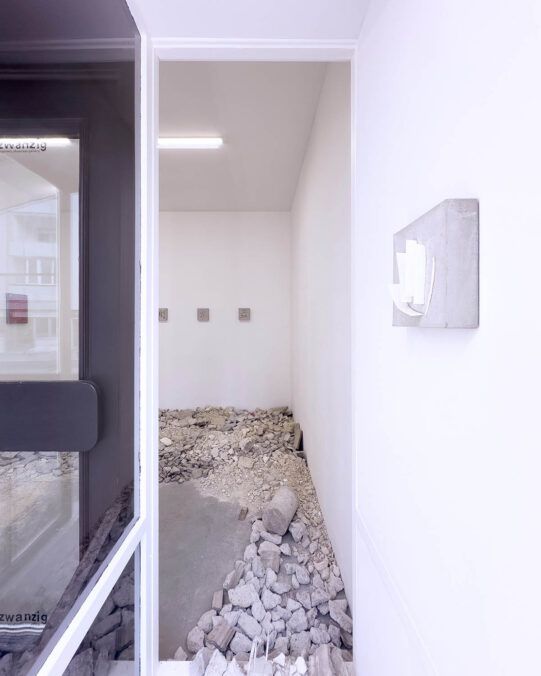 exhibition view: Sofia Goscinski – we stumble through messages, gezwanzig gallery, Innsbruck 2025. Photo: Courtesy by the artist