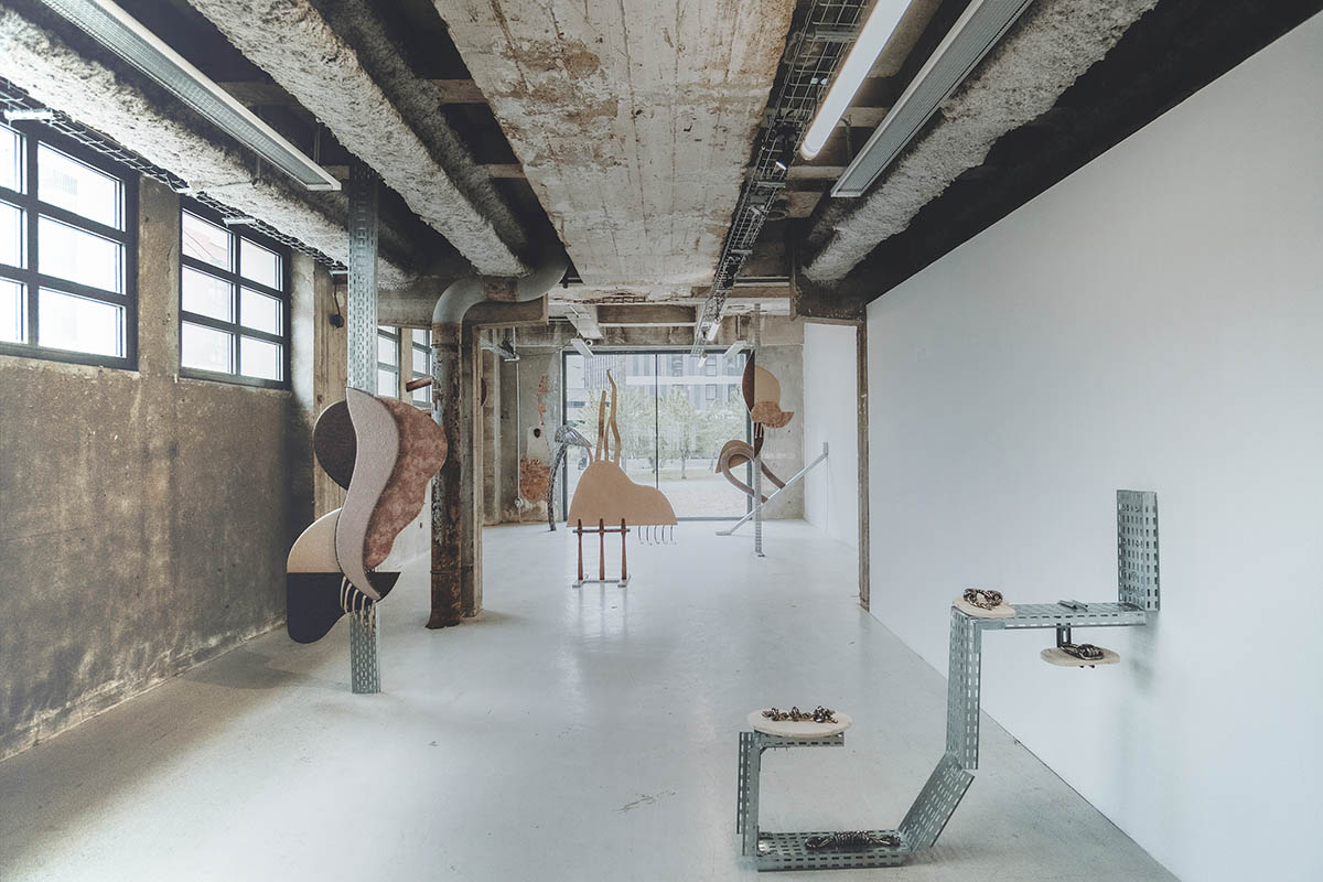 Sophia Mainka, Notes on roommates (a dog, a parrot, a whale and a canal) (2024). Installation view, Lothringer 13 Studio, Munich. Photo: Thomas Spelt