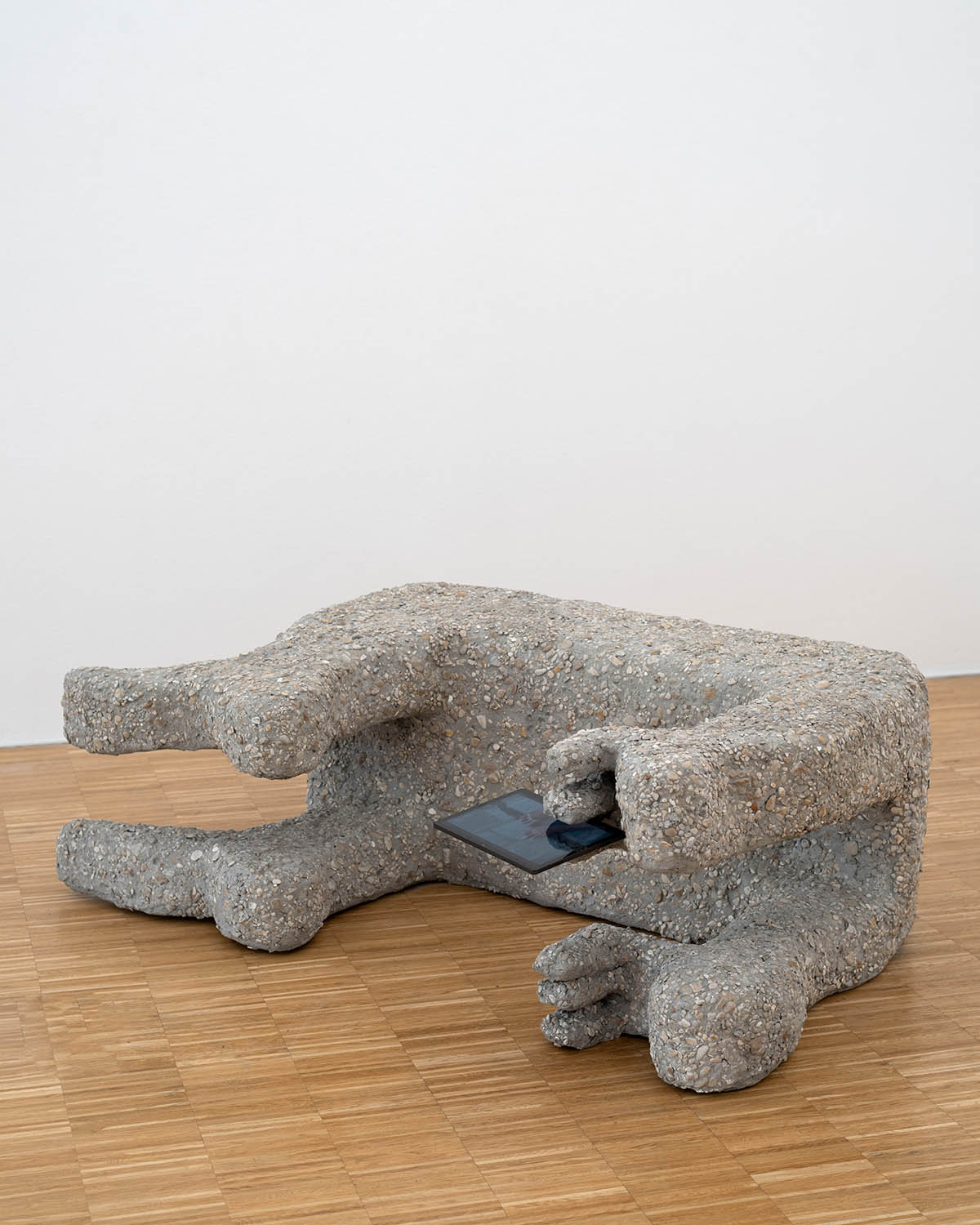 Ausstellungsansicht: Sophia Mainka – where things stay too long, Galerie The Tiger Room, München, 2026. © Galerie The Tiger Room