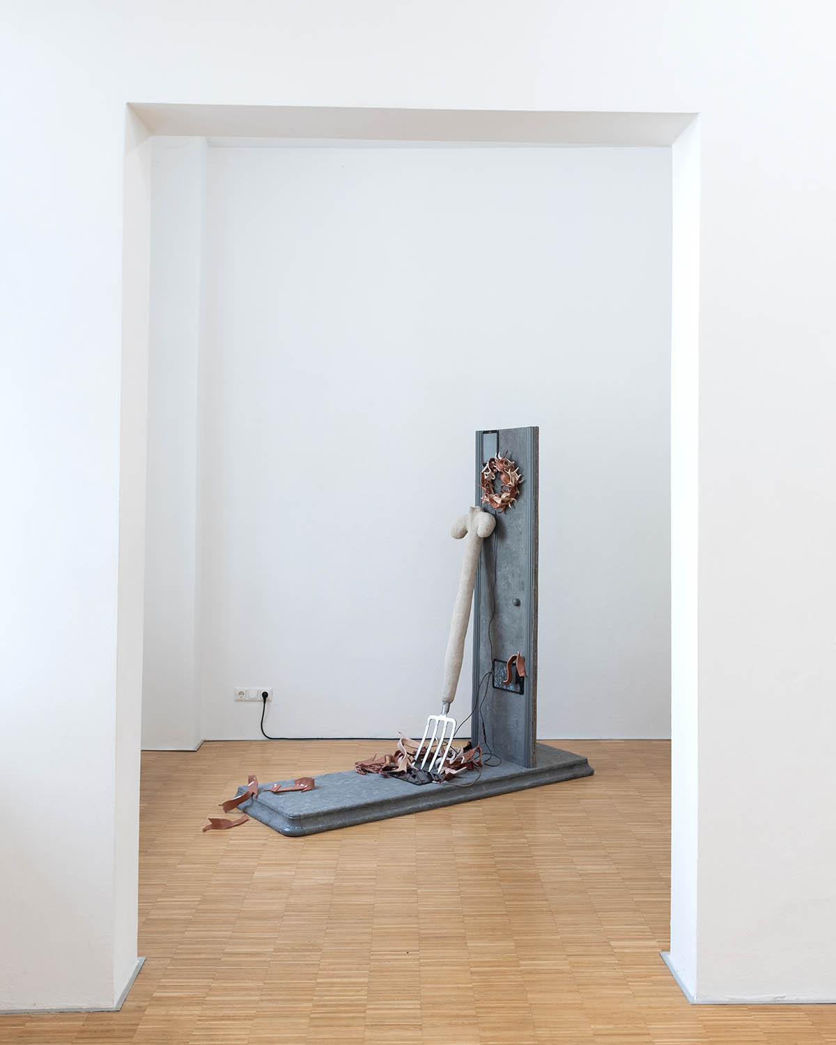 Ausstellungsansicht: Sophia Mainka – where things stay too long, Galerie The Tiger Room, München, 2026. © Galerie The Tiger Room