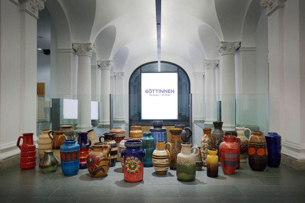 Elisabeth von Samsonow, POLYTHEISMUS, 2022 29 artisanale & industrielle Bodenvasen, 60er-/70er-Jahre. In Auftrag gegeben von TAXISPALAIS Kunsthalle Tirol für GÖTTINNEN. Courtesy die Künstlerin. Foto: Andreas Leitner