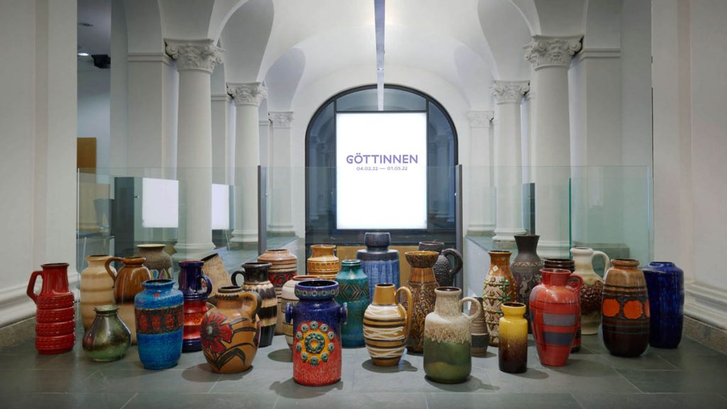 Elisabeth von Samsonow, POLYTHEISMUS, 2022 29 artisanale & industrielle Bodenvasen, 60er-/70er-Jahre. In Auftrag gegeben von TAXISPALAIS Kunsthalle Tirol für GÖTTINNEN. Courtesy die Künstlerin. Foto: Andreas Leitner