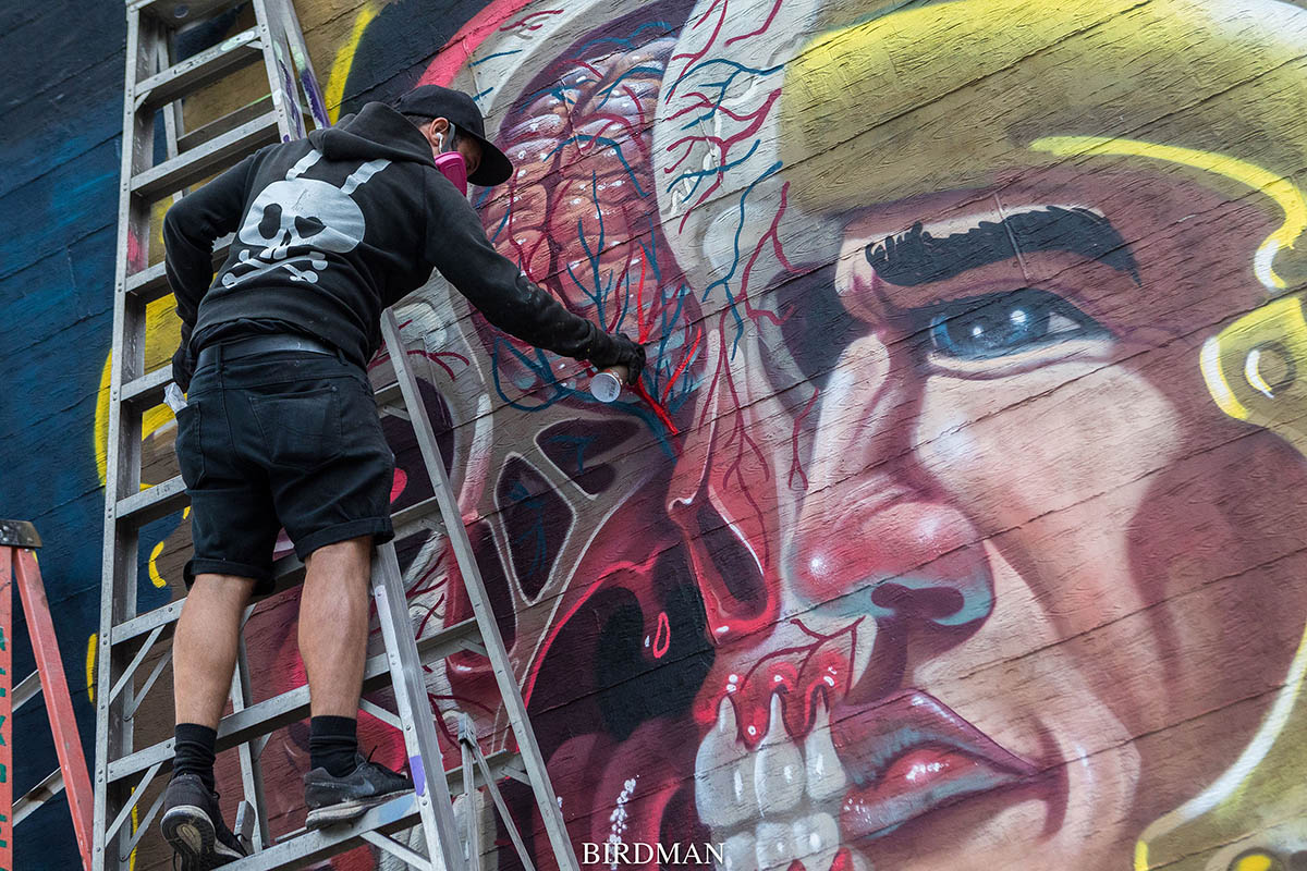 Künstler Nychos bei der Erstellung eines Murals © Birdman