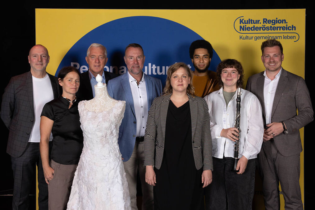 vlnr: Martin Vogg, GF Kulturvernetzung Niederösterreich | Künstlerin Julia Schulz | Martin Lammerhuber, GF Kultur.Region.Niederösterreich | Josef Rothensteiner, Bgm. Pressbaum | Verena Mayrhofer, Projektleitung TDOA, Kulturvernetzung Niederösterreich | Musiker Nicola Mpunga alias Kimyan | Musikerin Viktoria Hofmarcher | Abgeordneter zum NÖ Landtag Florian Krumböck Foto: eSel.at - Lorenz Seidler