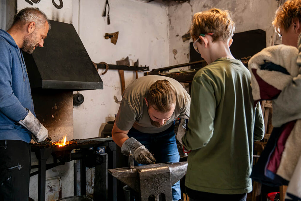Zomgschwoast (mit Schmieden für Kinder) im Alten Schlosserhaus, Traismauer. Foto: Kulturvernetzung Niederösterreich, Julia Püringer