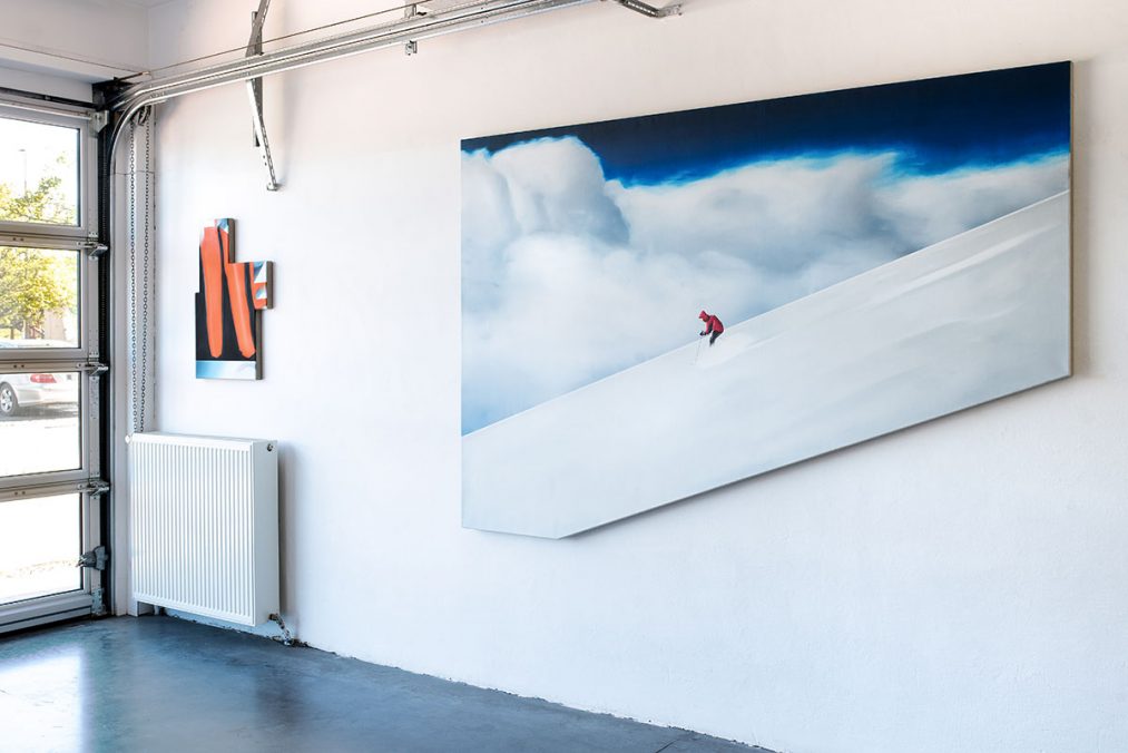 From left to right: Thorben Eggers, Transformation_3, oil on canvas, 83 x 57 cm, 2019 | Abfahrt, oil and lacquer on canvas, 170 x 250 cm, 2017. Solo Exhibition, Front Room, Tatjana Pieters Gallery, Gent, 2020 Photo: Kelly Van Looveren 