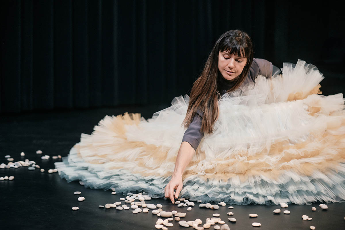 Performance: Sanfte Steine © Siegrid Cain 