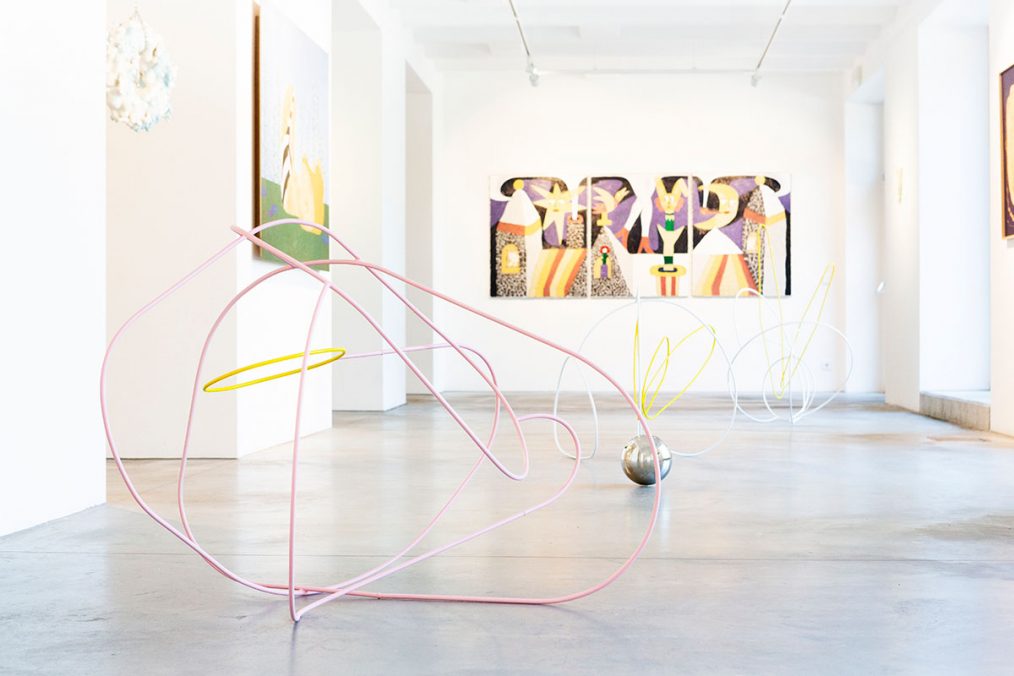 „Gespräch mit Tiefgang / Conversation with depth“, painted steel, 140x80x80 cm, 2021 Exhibition view, Bildraum Studio, Gallery Rudolf Leeb, curated by Esther Mlenek, 2021
