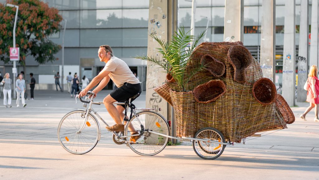 Malek Gnaoui und Markus Hiesleitner, Wunderkorb 1694, 2021, mobile Soundplastik im öffentlichen Raum