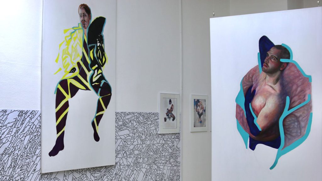 Dokumentation der Ausstellung “Transmutation” während der Vienna Art Week im Creative Cluster Wien (AT) vom November 2021. Abbildungen: Links: Ölgemälde “Trans/Masc (Serie 1), #4” von Offerus Ablinger Hinten: “Transmutation” Ablinger & SNES Rechts: Ölgemälde ”Trans/Masc (Serie 3), #14” von Offerus Ablinger Foto: Ablinger & SNES