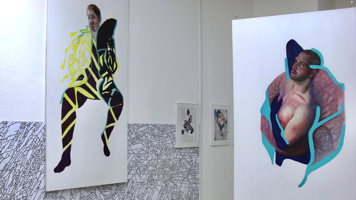 Dokumentation der Ausstellung “Transmutation” während der Vienna Art Week im Creative Cluster Wien (AT) vom November 2021. Abbildungen: Links: Ölgemälde “Trans/Masc (Serie 1), #4” von Offerus Ablinger Hinten: “Transmutation” Ablinger & SNES Rechts: Ölgemälde ”Trans/Masc (Serie 3), #14” von Offerus Ablinger Foto: Ablinger & SNES